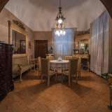 Una volta entrati in casa, ci ritroviamo in una stanza dalle pareti bianche e rosa antico che trasuda di storia: l�ampio soffitto a volta sovrasta un tavolino in stile impero, circondato da sedie centenarie le cui gambe terminano con una zampa di leone